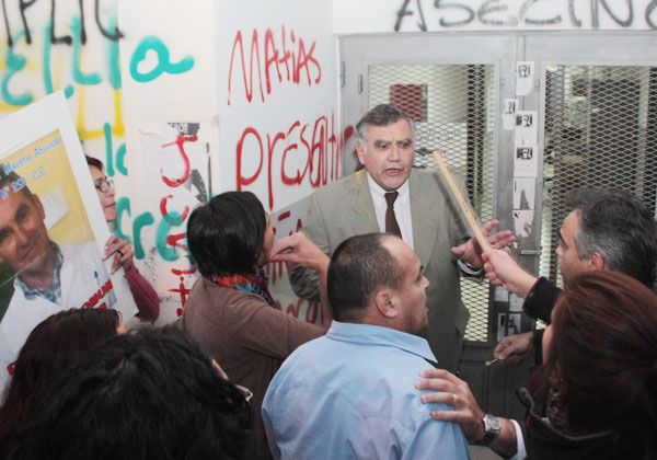 Condenan a maestro por abuso, pero seguirá libre