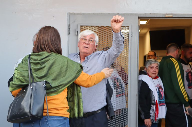 La familia de Facundo fue recibida entre aplausos y lágrimas a la salida de tribunales