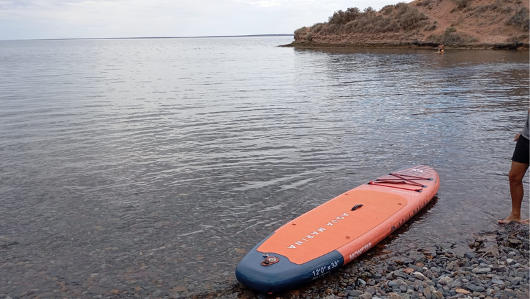 La tabla de SUP que utilizaba la víctima en el Mari Menuco / Foto Gentileza