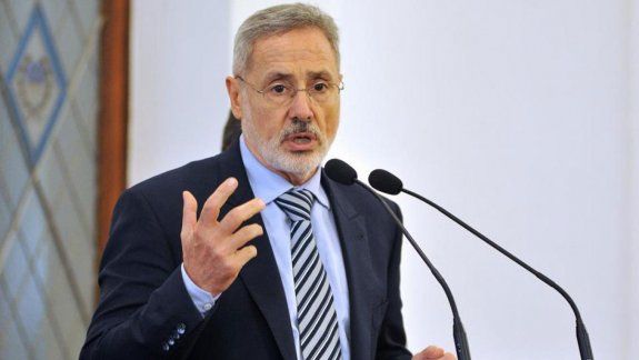 La polémica frase de un ministro: No solo traemos chetos