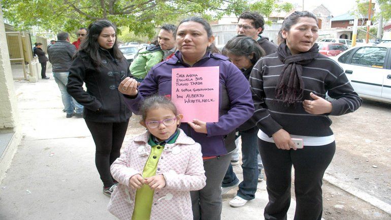 Padres y alumnos de la escuela 305 reclamaron por falta de bancos&nbsp;