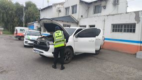 El Cuerpo de Seguridad Vial de Cipolletti identificó irregularidades en la patente de la camioneta Toyota Hilux. | LMCipolletti.com El Cuerpo de Seguridad Vial de Cipolletti identificó irregularidades en la patente de la camioneta Toyota Hilux.