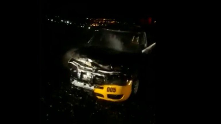 Alarma y misterio por un taxi incendiado en Neuquén