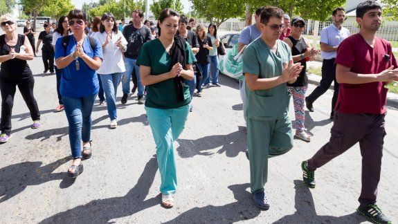 Los enfermeros del hospital cipoleño se niegan a levantar camillas.