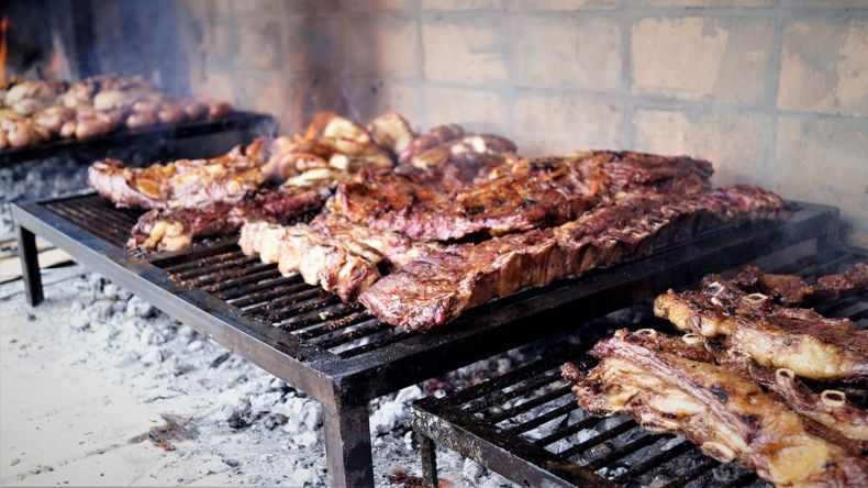 Qué se pone primero en el asado según los parrilleros expertos | LMCipolletti.com Qué se pone primero en el asado según los parrilleros expertos