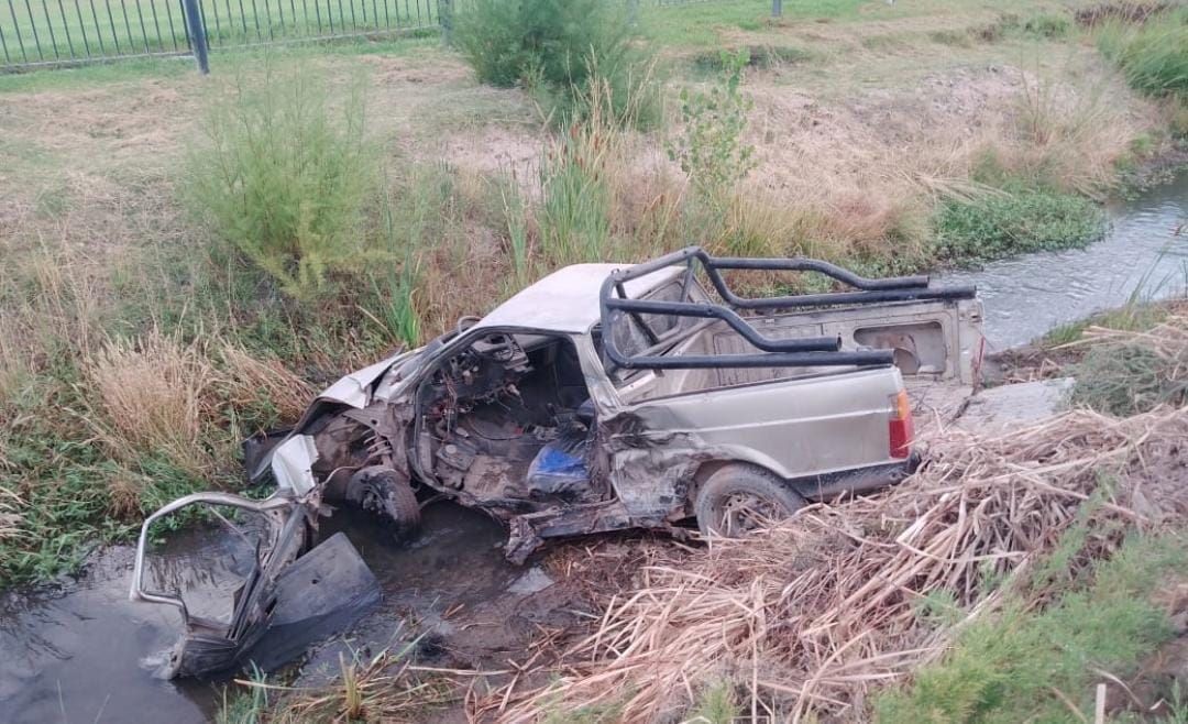La Saveiro quedó dentro del canal. Bomberos debieron forzar la puerta para rescatar al conductor.&nbsp;