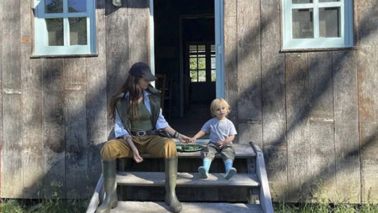 Zaira Nara con su hijo Viggo en la puerta de la cabaña