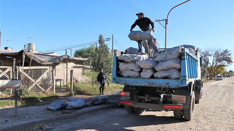 Ya se entregaron 390 mil kilos de leña del Plan Calor