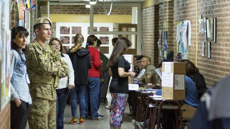 Tiró gas pimienta adentro del cuarto oscuro y provocó un caos en Roca