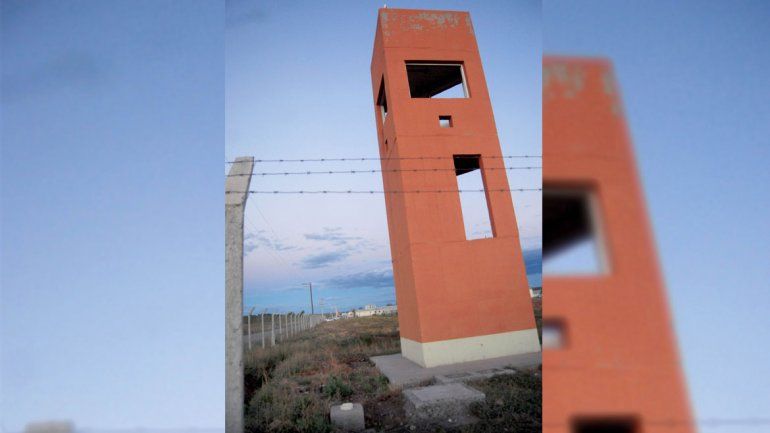 Aguilar Maza corrió más de 50 metros hasta alcanzar el exterior del penal.