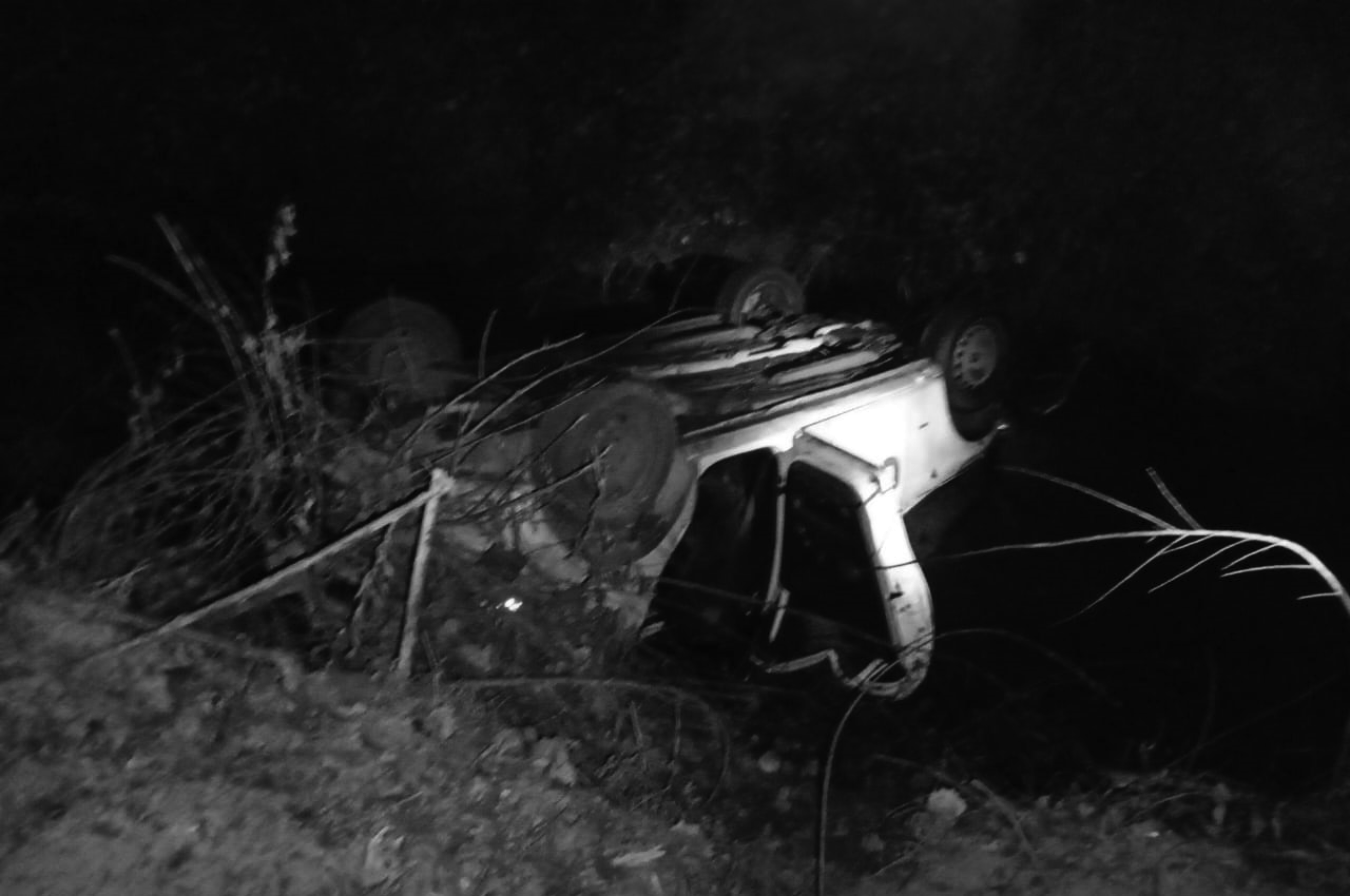 Al llegar al lugar del vuelco, los policías encontraron a las dos personas ya sin vida.