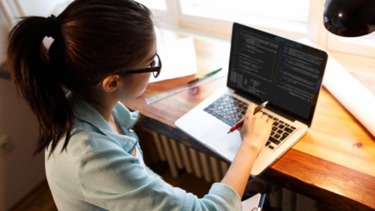 Solo una de cada 100 mujeres estudia programación