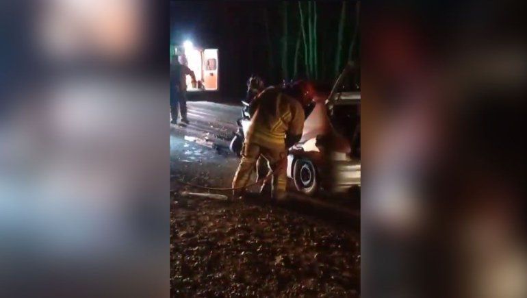 Los bomberos de Cipolletti tratando de extraer a uno de los ocupantes de los autos que chocaron en la Ruta 151.