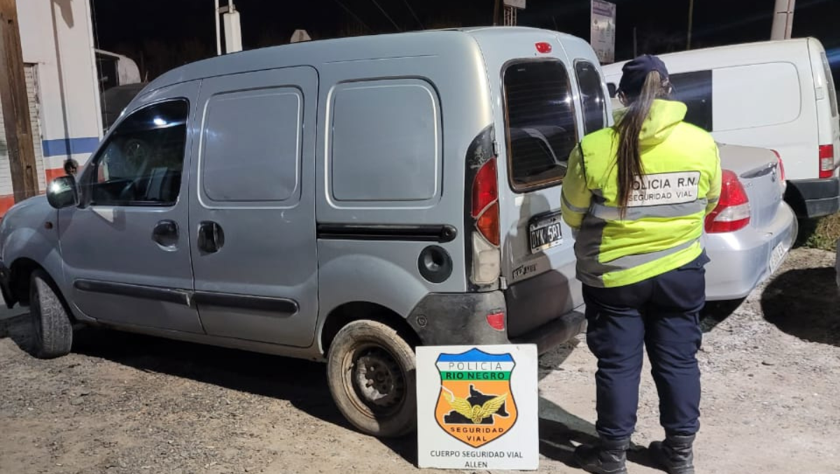 Una camioneta con pedido vigente de secuestro, fue identificada en un control policial en Allen.