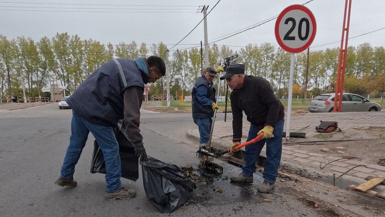 Refuerzan los trabajos de limpieza de bocas de tormenta en la ciudad