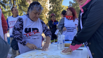 La seccional de Unter Cipolletti visibilizó el reclamo docente en la plaza San Martin.
