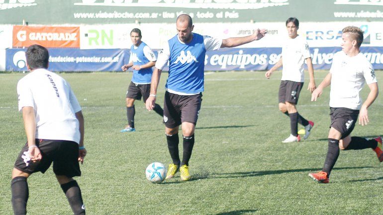 Oscar Negri será titular en una mitad de cancha superpoblada.