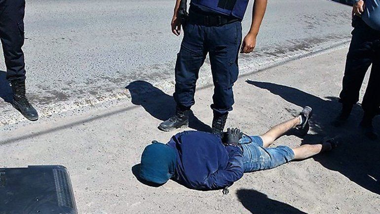 Vecinos atraparon al ladrón cuando salía de una casa en Collón Curá al 1500.