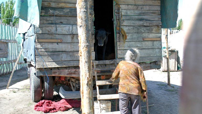 Miriam vivía encerrada en un camión abandonado y se alimentaba a base de pasto