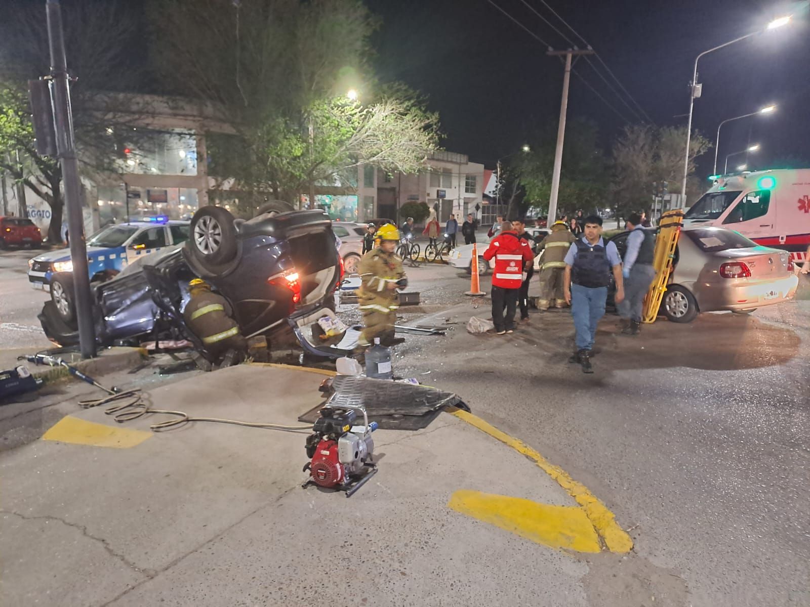 El impresionante choque y vuelco terminó con cuatro personas heridas.