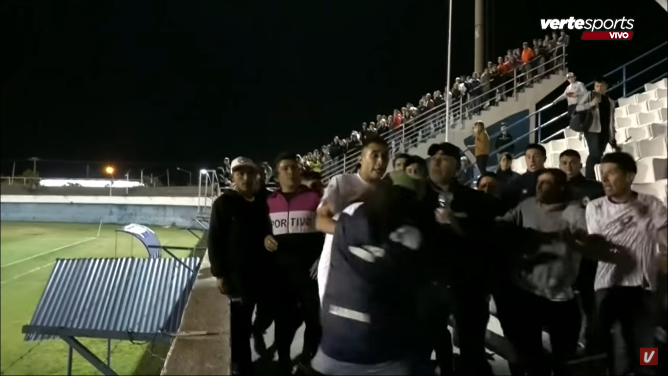 Los jugadores salieron del vestuario a enfrentar a los barras bravas.&nbsp;