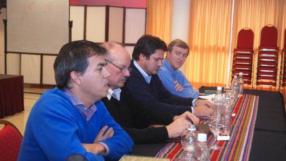 Funcionarios de Río Negro y Neuquén y jefes comunales de la región se reunieron en la sede local de la Capeac.