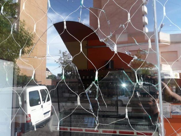 Hinchas de River le rompieron el local a un reconocido vecino solidario