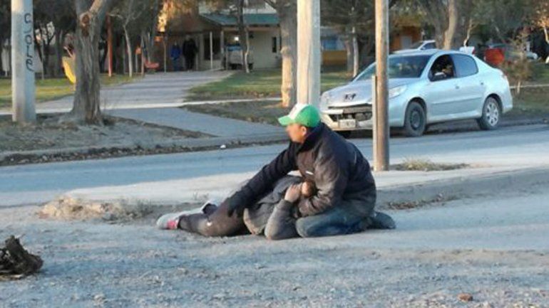 Volvían a su casa luego de buscar leña y los atropelló una camioneta