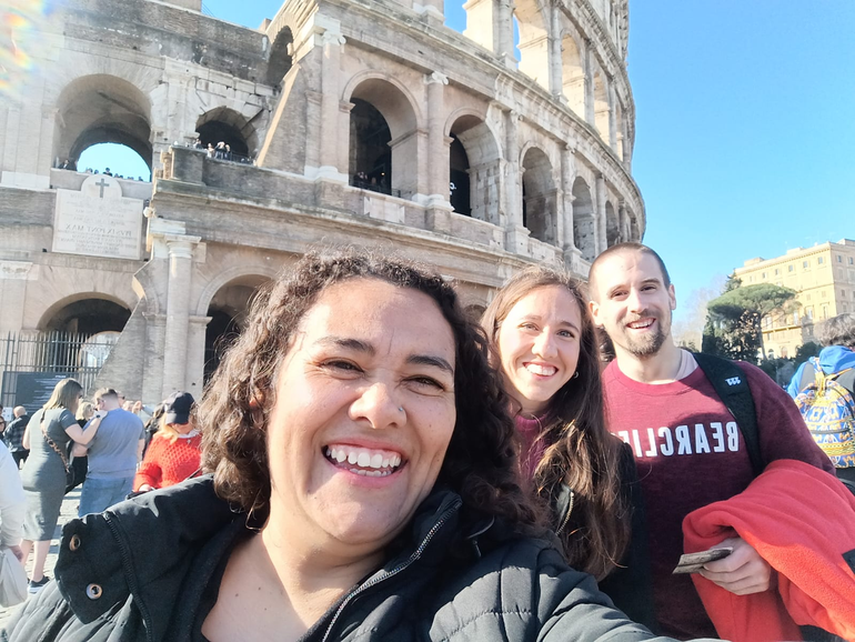 En la puerta del Coliseo encontró a una parejita cipoleña.