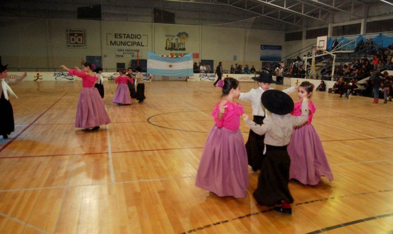 Grandes y chicos se reunieron en el Estadio Municipal y al ritmo de las danzas típicas esperaron la llegada del 9 de Julio.