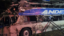 Un grave choque entre un colectivo y un camión dejó cuatro muertos y 20 heridos.