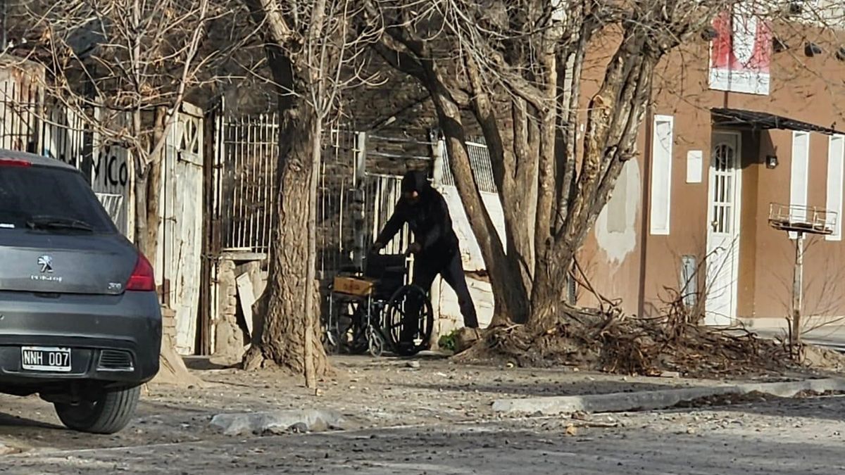 Una vereda milagrosa. Al llegar el supuesto inválido pudo entrar caminando a la casa. Creer o reventar.&nbsp;