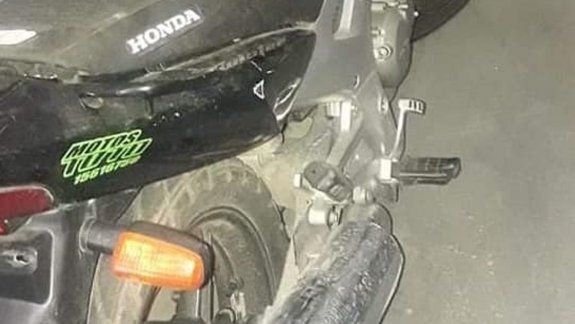 La moto en la que transitaba el joven atropellado.