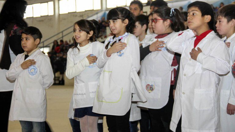 Llenos de emoción, cientos de chicos prometieron lealtad a la bandera