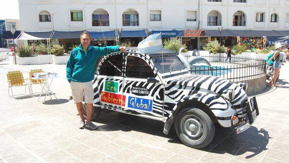 El Citroën 3CV atrae a los turistas de Las Grutas, y Francisco aprovecha para difundir su campaña.