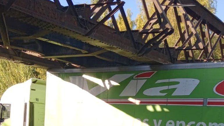 Video: Otro camión quedó atascado en el puente de la ruta 151