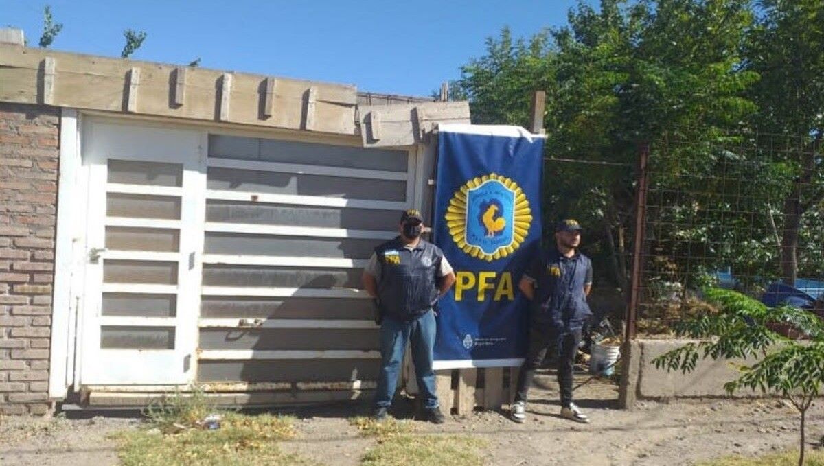 Efectivos de la Policía Federal allanaron una vivienda del barrio Antártida Argentina de Cipolletti, donde secuestraron plantas de marihuana.&nbsp;