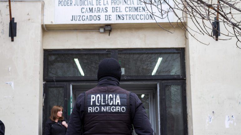 Delincuentes le tiraron la puerta abajo y le robaron todo 