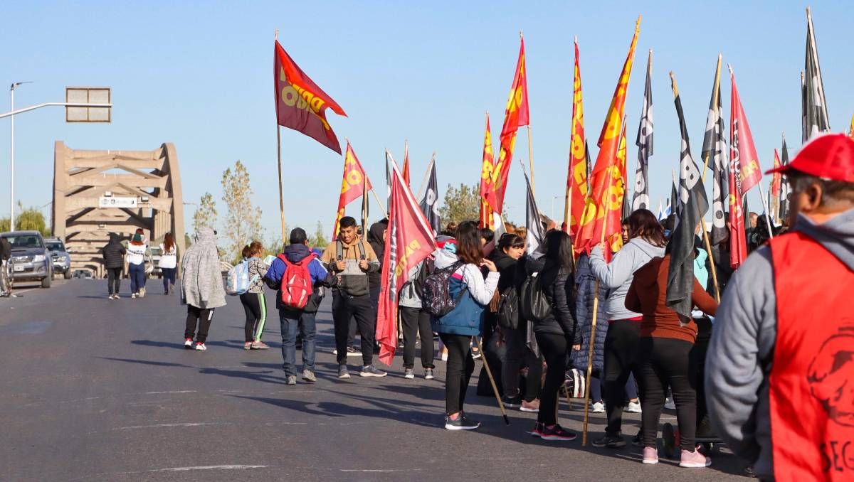 Caos de tránsito: organizaciones protestan y cortan los puentes carreteros