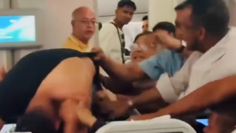 Una violenta pelea se desató a bordo de un avión. Captura de pantalla | LMCipolletti.com Una violenta pelea se desató a bordo de un avión. Captura de pantalla