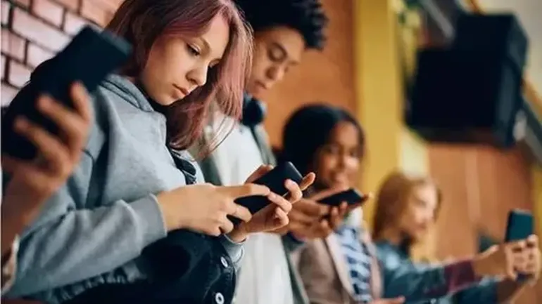 Río Negro regulará el uso del celular en las escuelas.