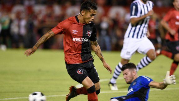 Opazo, en el partido ante Talleres del lunes. ¿Va de 9 a La Bombonera?