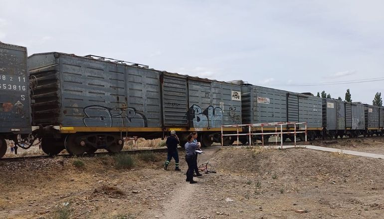 Iba en bicicleta, lo embistió el tren en Allen y se salvó de milagro