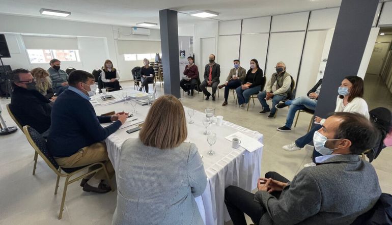 Reunión de vecinos autoconvocados con la Defensora del Pueblo y autoridades municipales en agosto del 2021.