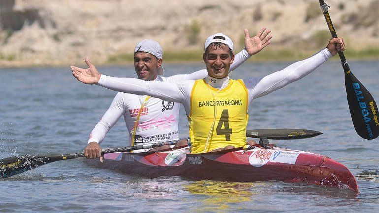 Los hermanos Balboa corren con el bote 4 y lideran desde el arranque.