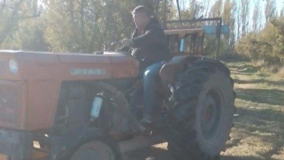 El chacarero que ofrece medio millón de pesos por el tractor robado.