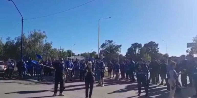 La protesta comenzó por el&nbsp;cumplimiento del horario de cierre para esta jornada festiva.