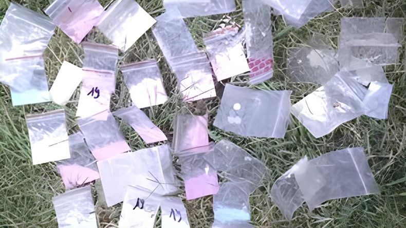 Las drogas encontradas dentro de las botas de la mujer, que fue detenida. Fue en la fiesta electrónica realizada en Fernández Oro.&nbsp;