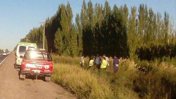 El vehículo quedó sumergido en un canal de riego