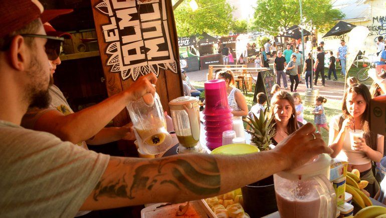 La Feria Semilla llenó de color y sabores al paseo del tren